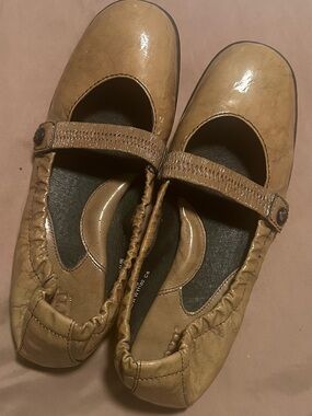 Born Mary Jane flats
Size 8